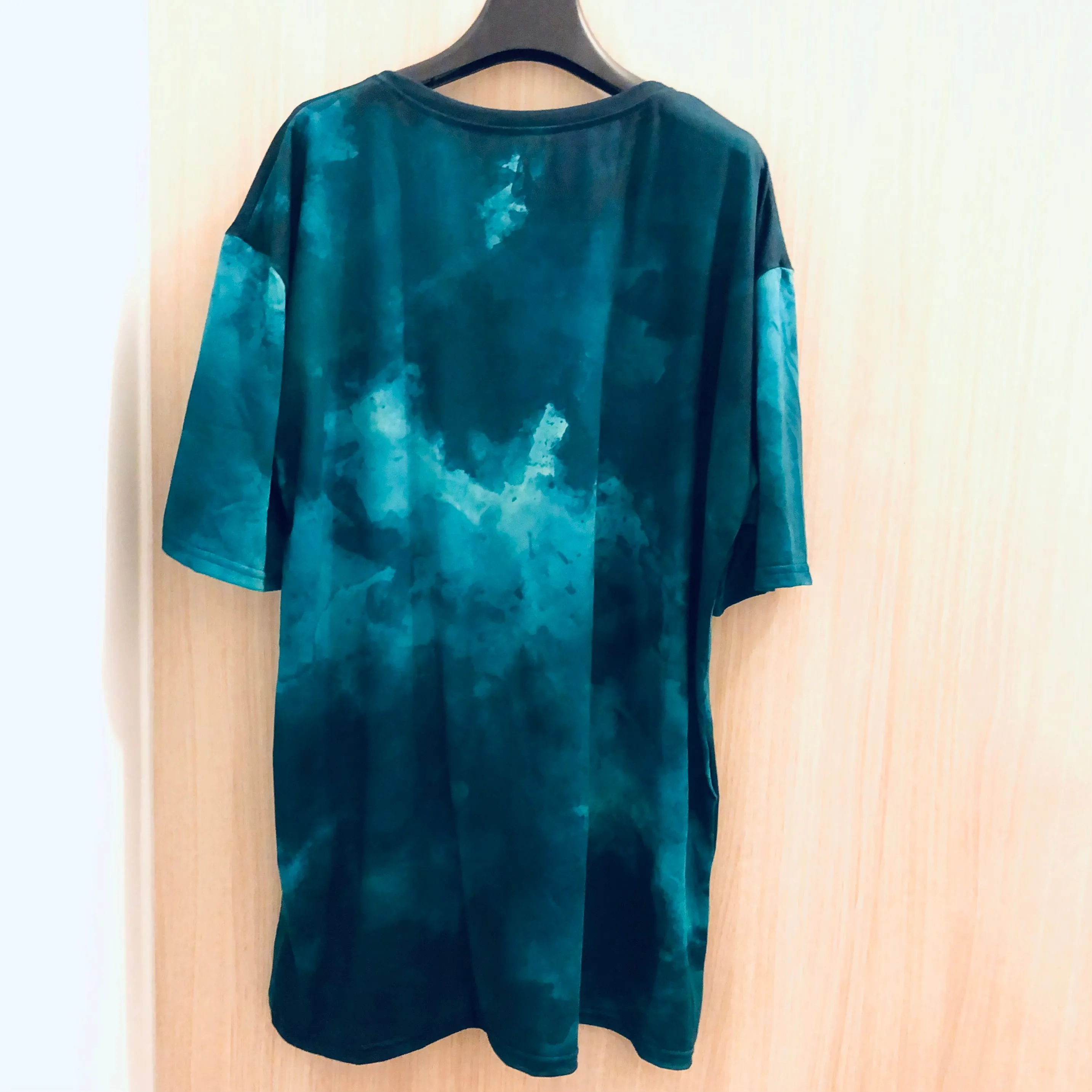 Green Abstract Men's T-shirt, Dark Green Printed Abstract Luxury Tee For Men-Made in USA/EU/MX