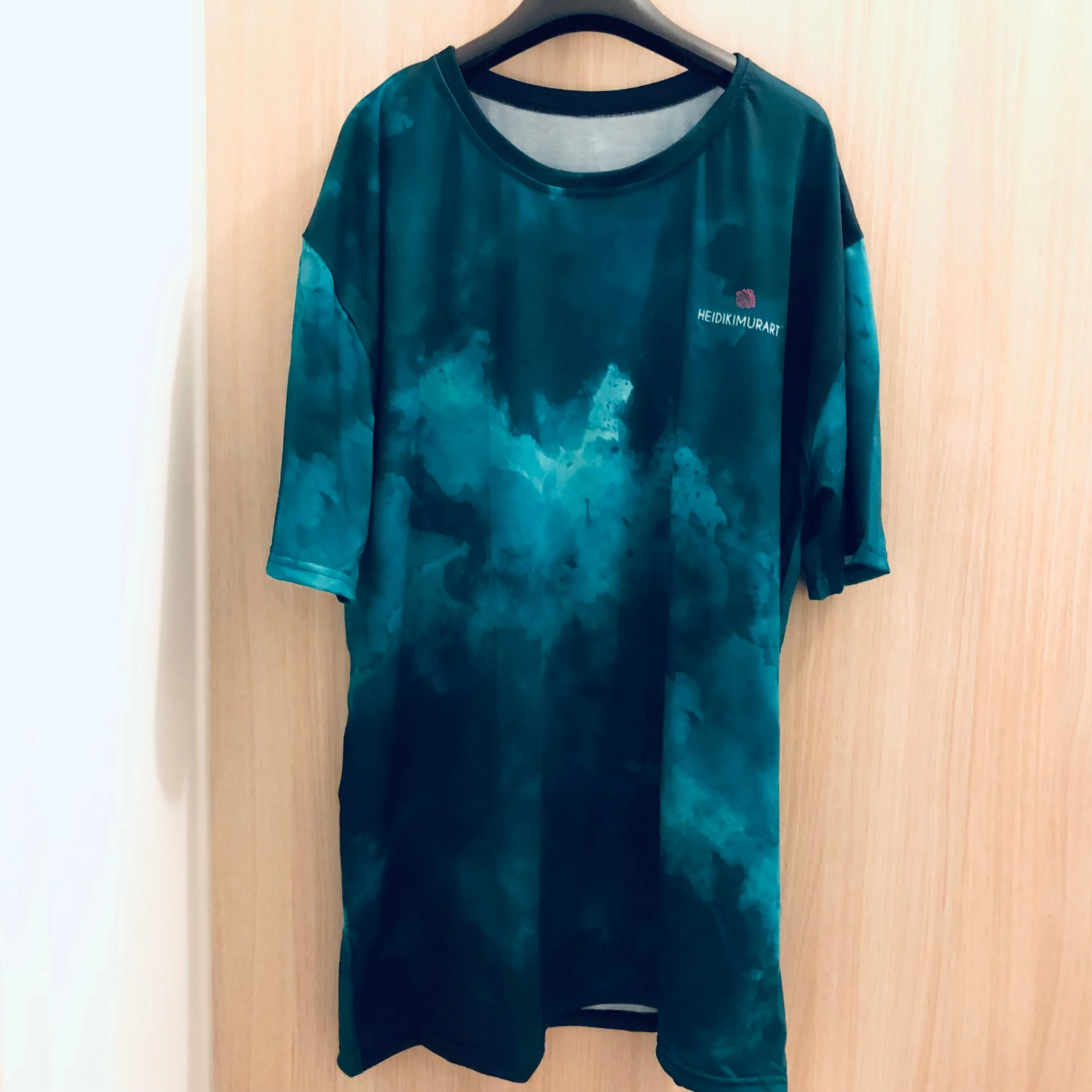 Green Abstract Men's T-shirt, Dark Green Printed Abstract Luxury Tee For Men-Made in USA/EU/MX